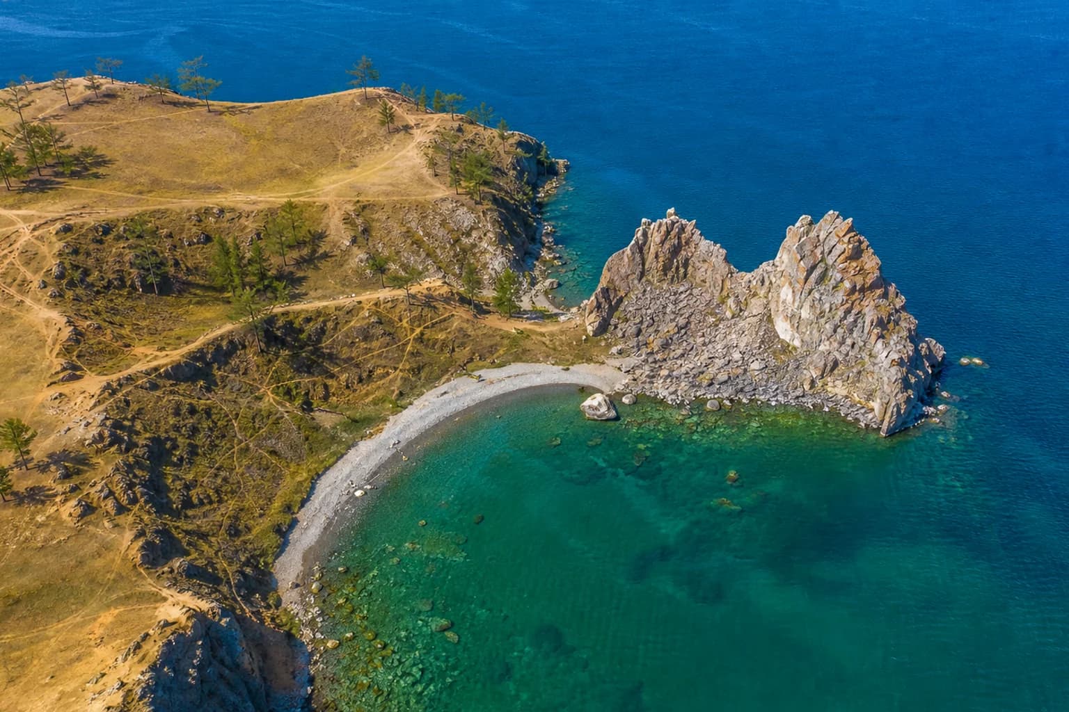 Остров Ольхон с высоты: скала Шаманка, бирюзовая бухта и пролив Малое Море