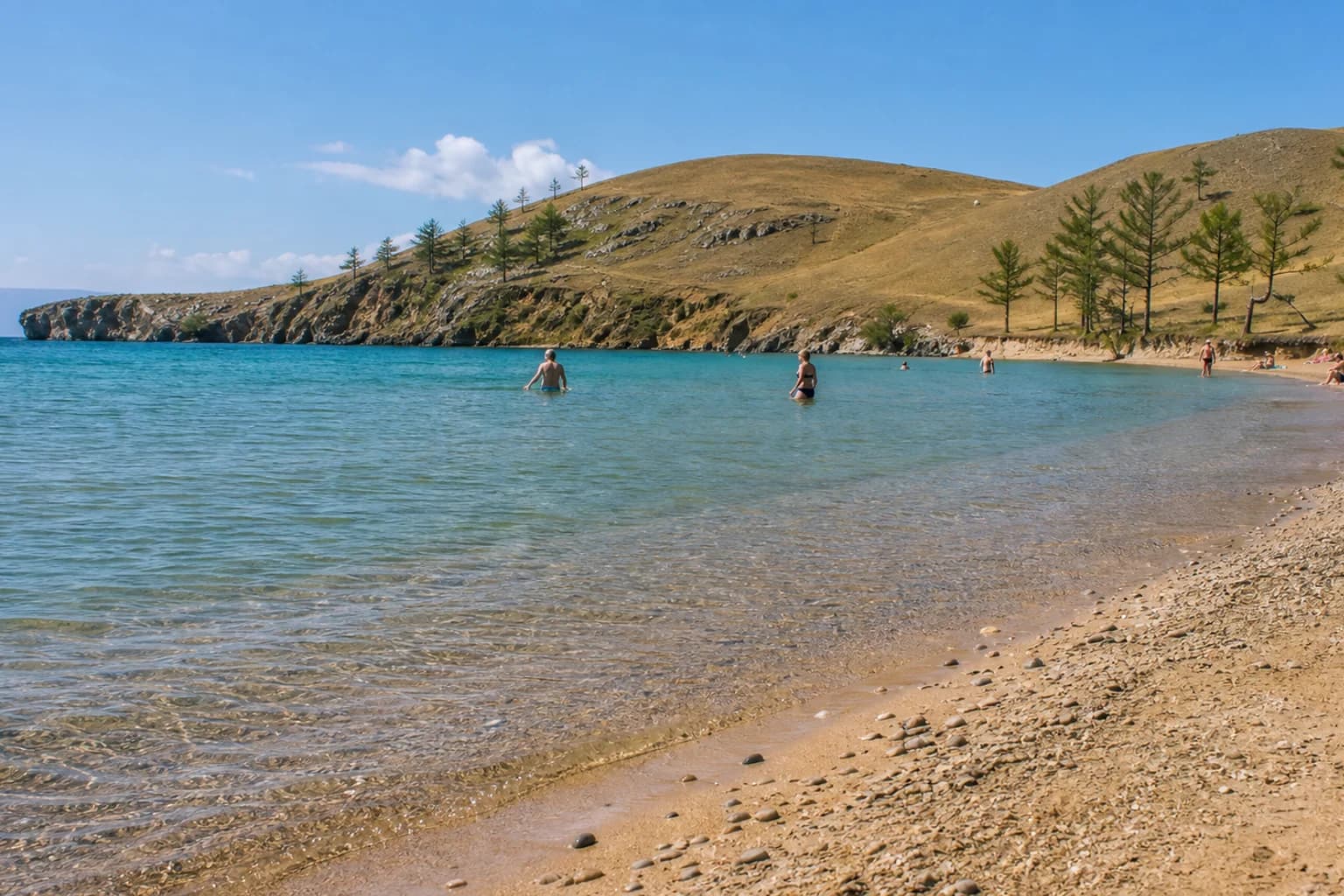 Песчаный мелкий берег Малого Моря на Байкале с тёплой бирюзовой водой летом