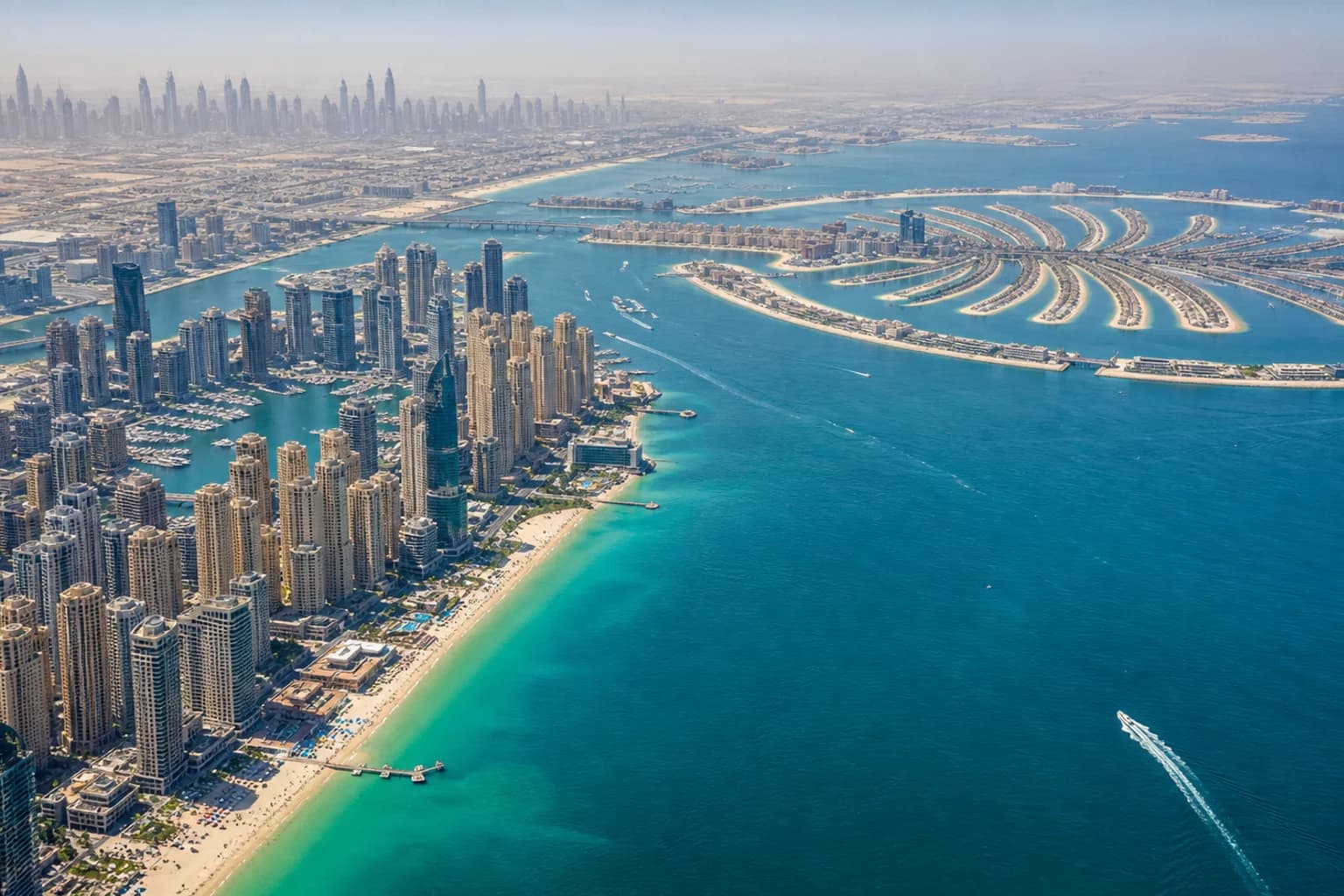 Побережье Дубая с высоты: остров Пальма, небоскрёбы Марины и JBR у моря