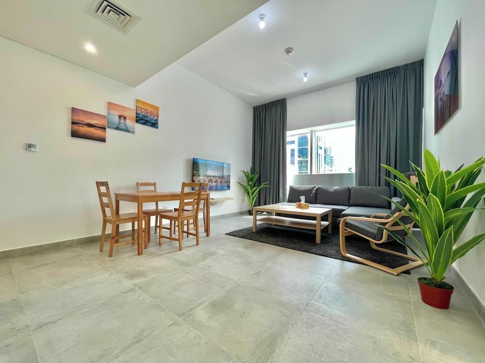 Cozy 1 BHK Furnished Apartment in Palette Tower in Tourist Club Area - Абу-Даби