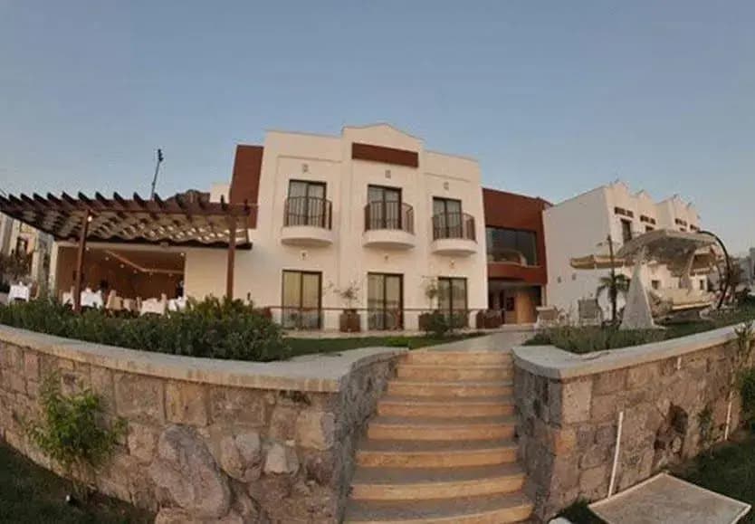 Small Beach Hotel - Тургутрейс