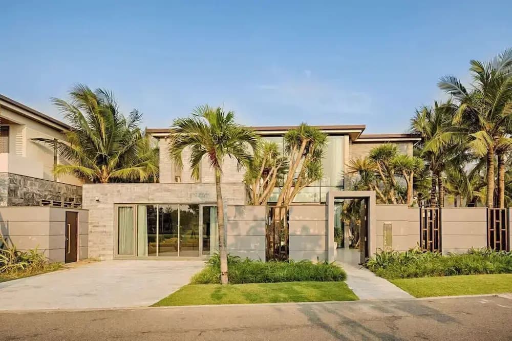 Oceanfront Elegance: 7-br Villa in Luxury Resort - Дананг