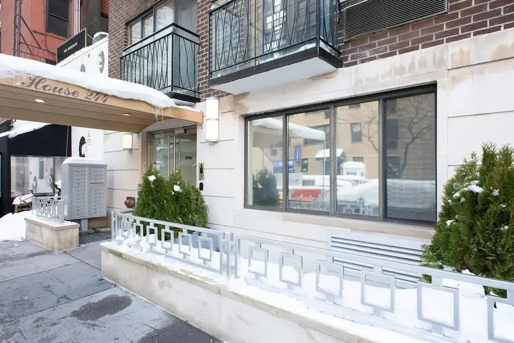 244 East Apartments - Нью-Йорк