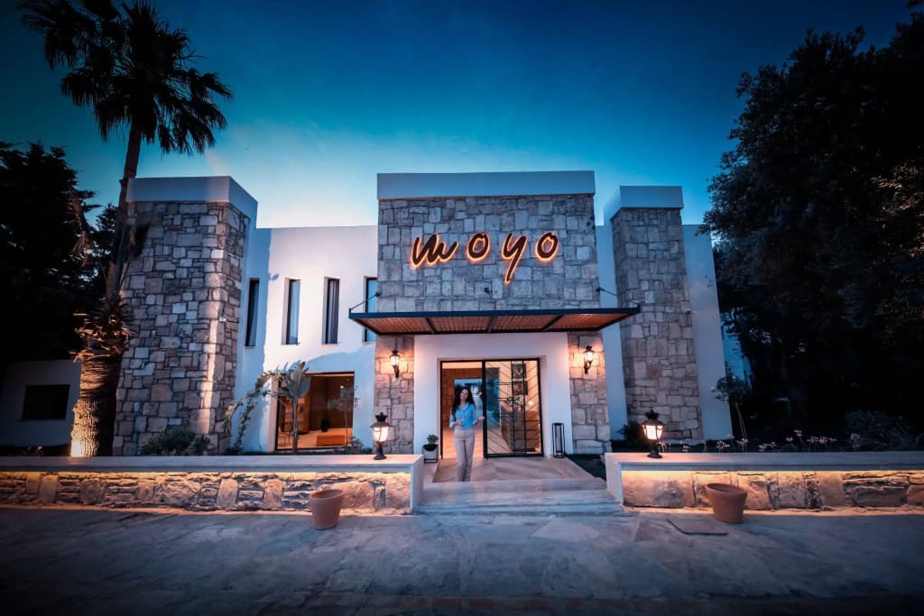 Moyo Beach Hotel - Торба
