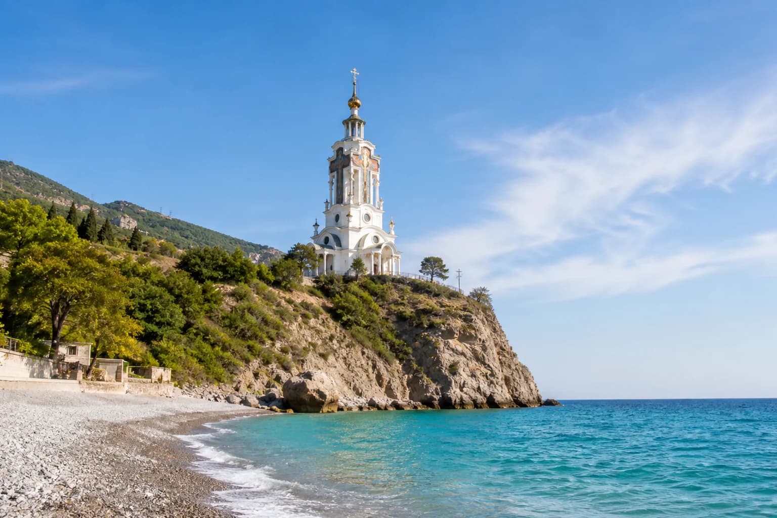 Малореченское под Алуштой: белая церковь-маяк на обрыве над морем, галечный пляж и бирюзовая вода внизу